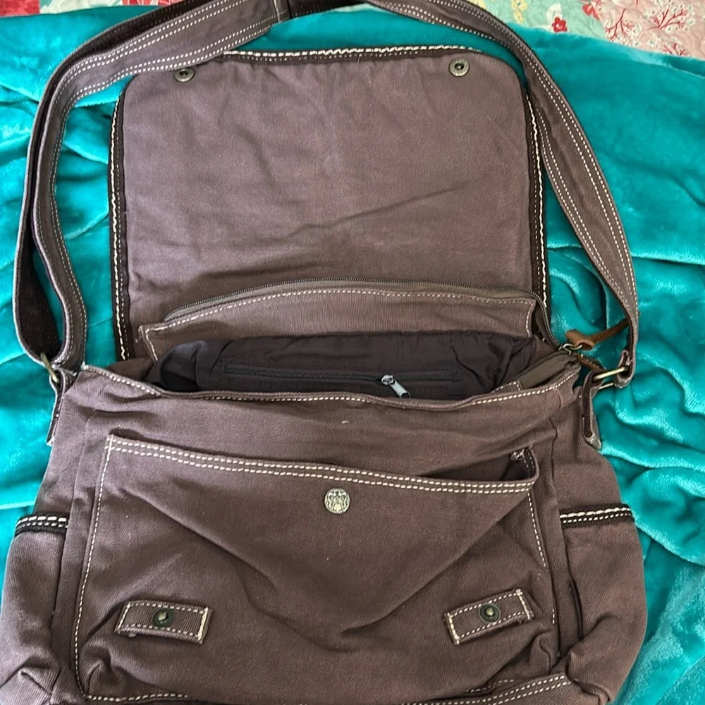 Brown Laptop Cross Body Canvas Messenger Bag. Single long adjustable strap